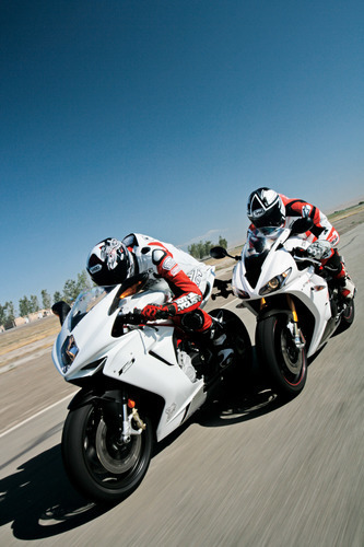 Twee motorrijders racing