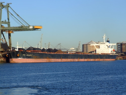 Nákladní loď v Rotterdamu