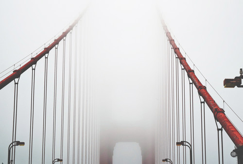 Most kabely v oblacích
