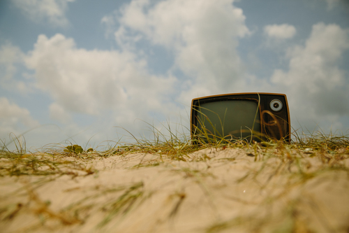 Retro TV in het zand