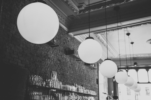 Cafe med glödlampor hängande