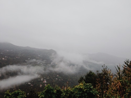 Mist over dorp in heuvels