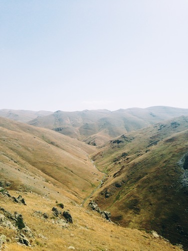 Chemin entre deux collines