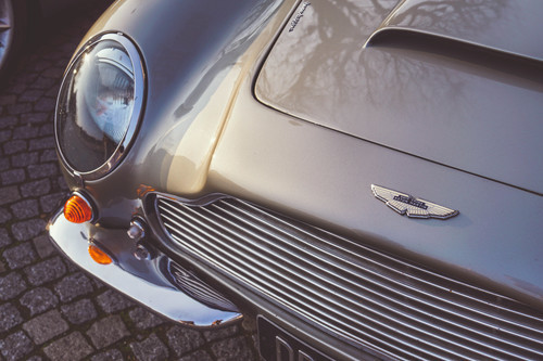 Framsidan av Aston Martin