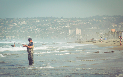 Pesca in spiaggia della California dell