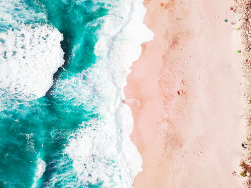 Onde che spruzzano la costa della California