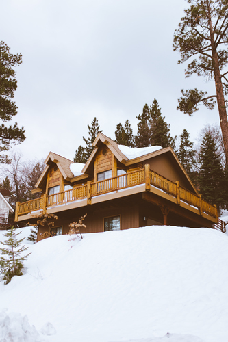Casa de madera en la estación de esquí de California