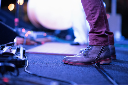 Pies del músico en el escenario