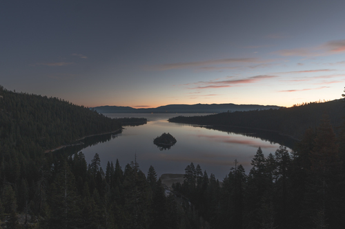 Lugn sjö vid Emerald Bay