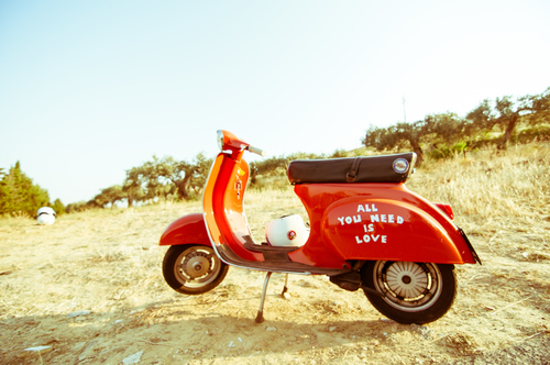 Motocicleta com mensagem do amor