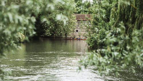 Floden segling i Cambridge, UK