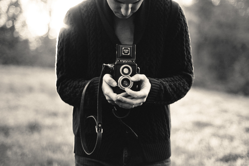 Uomo della macchina fotografica in bianco e nero