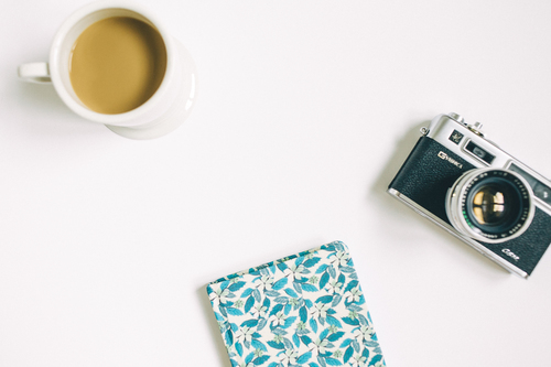 Fotocamera, coaster e caffè