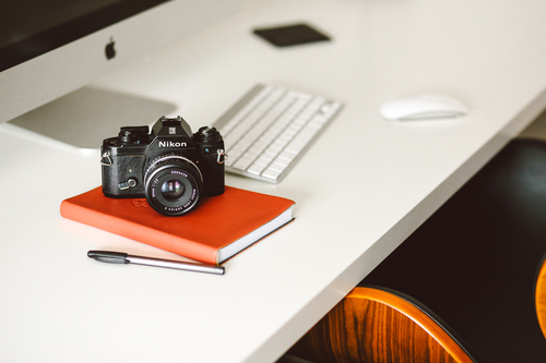 Fotocamera, notebook e tastiera