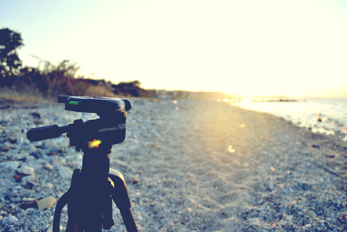 Trípode de cámara en una playa