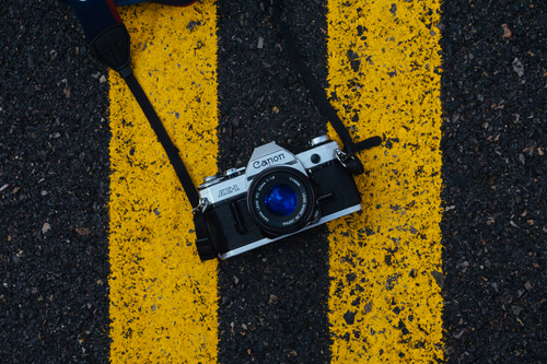 Fotocamera sul marciapiede