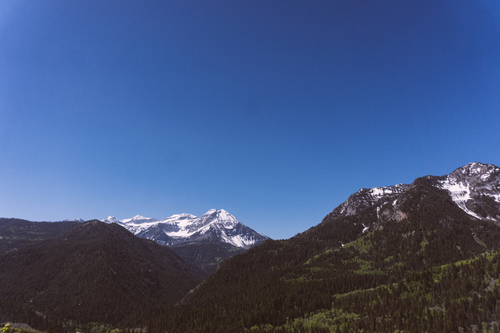 Mavi gökyüzünün altında karlı dağlar