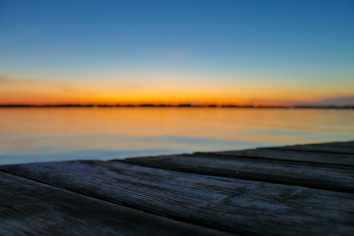Lac ciocan în apus de soare