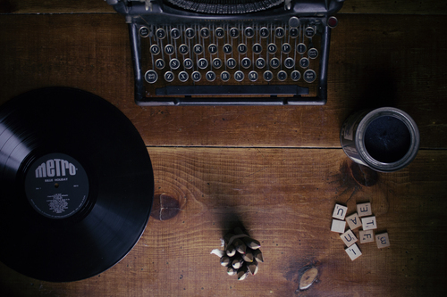 Máquina de escribir con LP antiguo