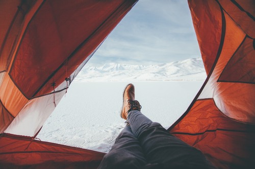 Camper con le gambe nella neve