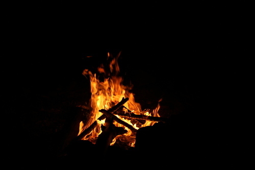 Noc ohně