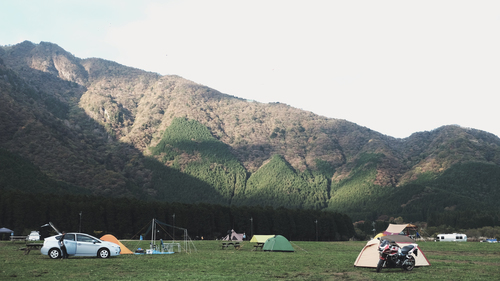 Лагерь с автомобилями и палатками
