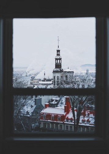 Venster-uitzicht op de met sneeuw bedekte kerk
