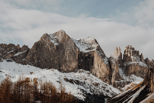 Crestas de granito con nieve