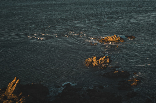 Rocas afiladas en el mar
