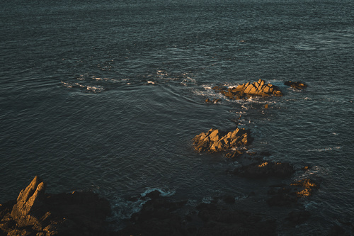 Vassa klippor i havet