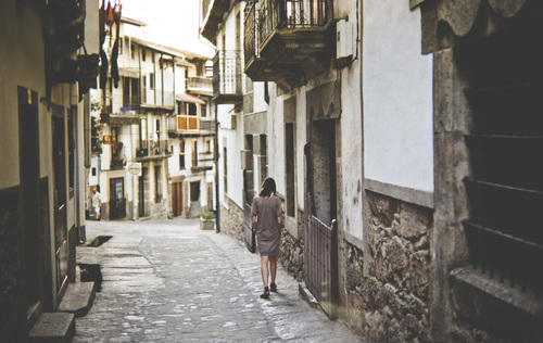 Mujer caminando en Candelario, España