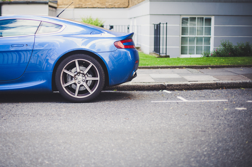 Auto sportiva blu parcheggiata in strada
