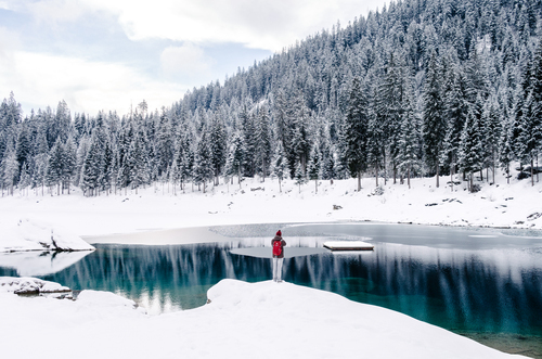 Zwitserse bevroren en besneeuwde natuur met alleenstaande man