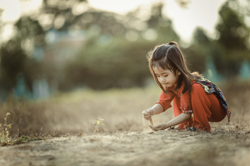 Fille dans le sable