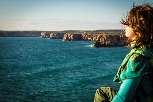 Mujer meditando sobre el mar