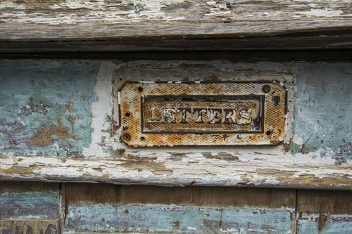 Logotipo oxidado em um fundo de madeira
