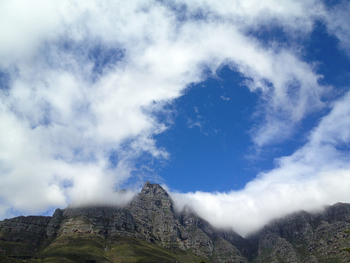 Cima de la montaña con cielo nublado