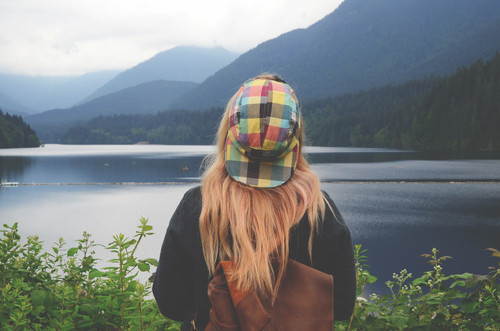 Mujer mirando al lago