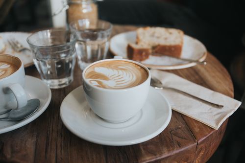 Cappuccinos e bolo