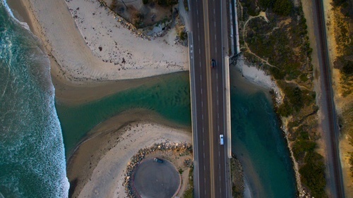 Deniz kıyısı üzerindeki yol