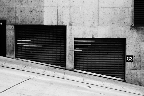 Garagens fechadas na rua