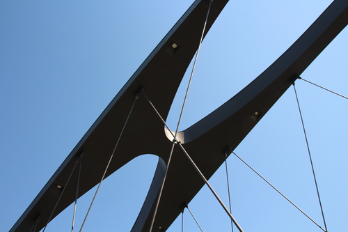 La parte del puente bajo el cielo azul