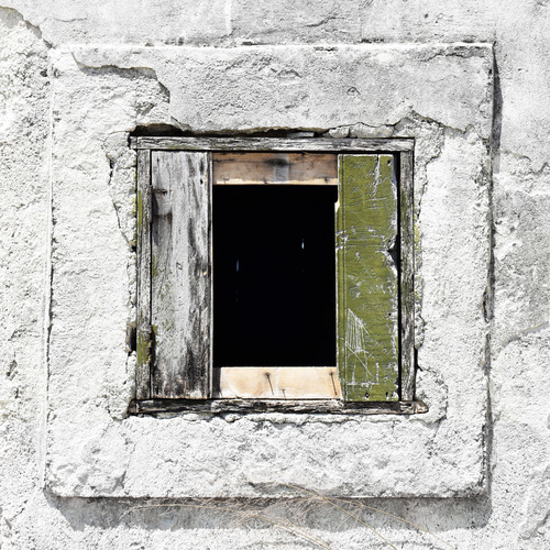 Старе вікно з розбивкою