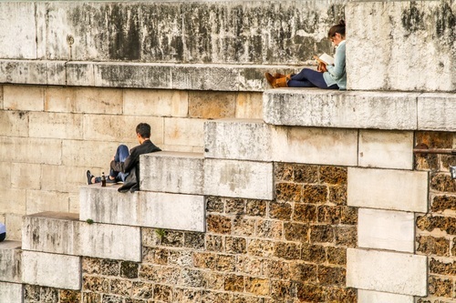 Pareja sentada en escaleras viejas