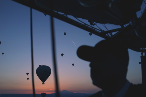 Lucht ballonnen in de avond