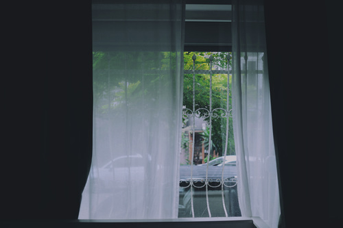 Fenêtre avec des rideaux blancs