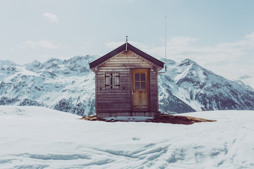 Casa de madera en nieve