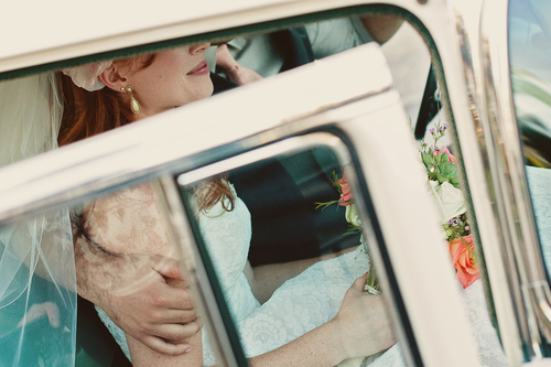 Невеста в белом автомобиле
