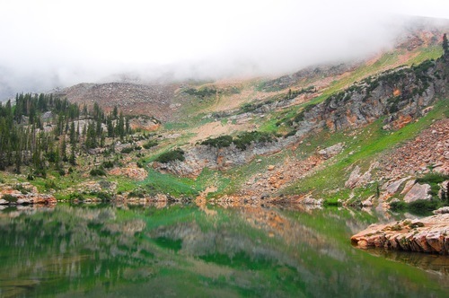 Lago rodeado com nevoeiro e natureza