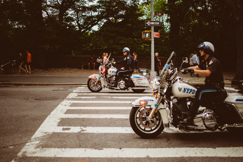 Motocicliști de poliție în stradă